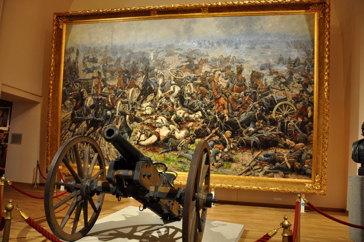  |Vierpfündige Feldkanone vor dem Gemälde Batterie der Toten von Václav Sochor (Ende einer Kavalleriebatterie des k.k. Feldartillerieregiments Nr. 8 in der Schlacht von Königgrätz 1886)